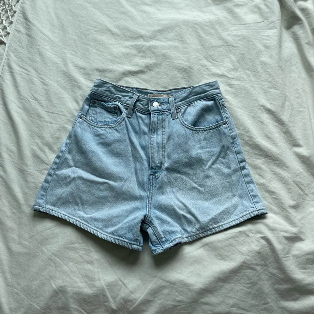 Levi’s High Rise Short - Picture 2 of 2